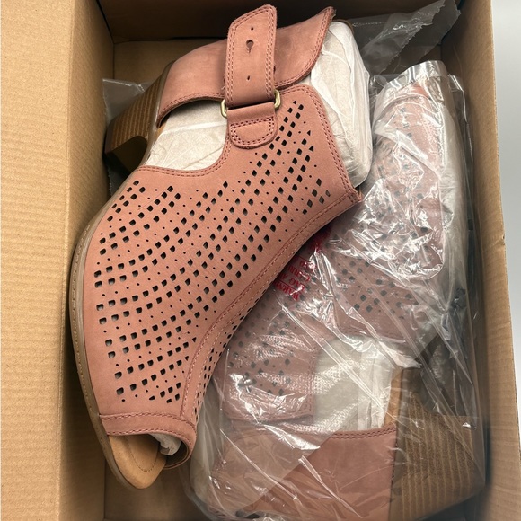 Shoes - Earth Keri Dusty Rose Soft Buck Peep Toe Perforated Booties Womens 7 Wide